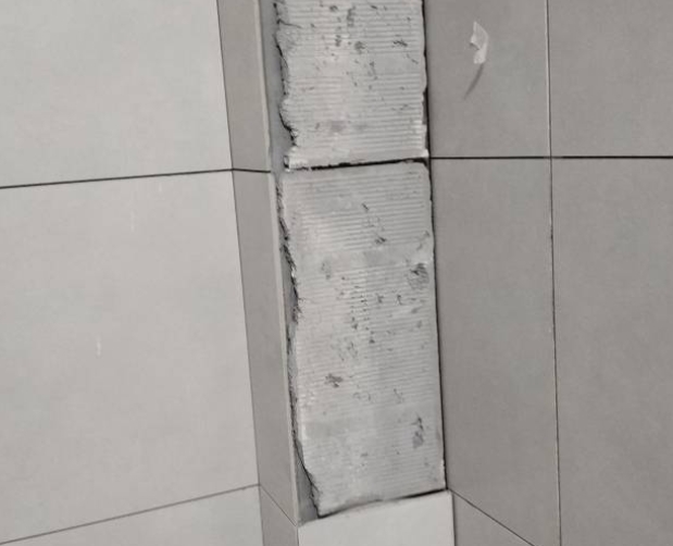 细河瓷砖空鼓维修公司分享下瓷砖施工前基层浇水润湿程度不足，可能导致以下问题