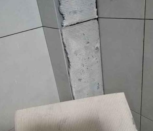 细河瓷砖空鼓维修公司分享下厨房瓷砖脱落的补救措施。